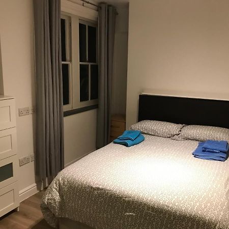 West Kensington 3 Bedroom Apartment 런던 외부 사진