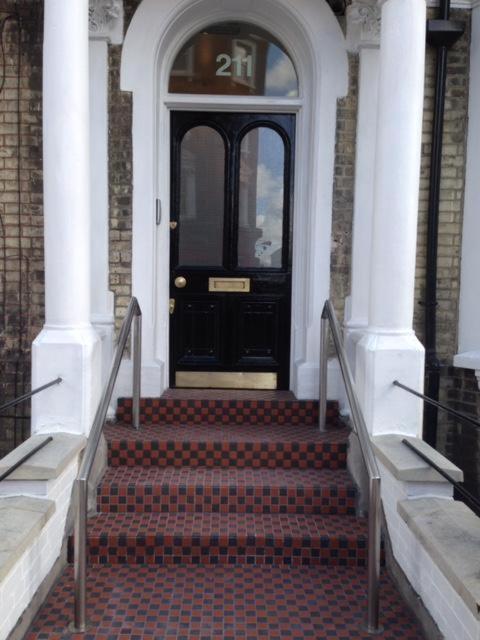 West Kensington 3 Bedroom Apartment 런던 외부 사진