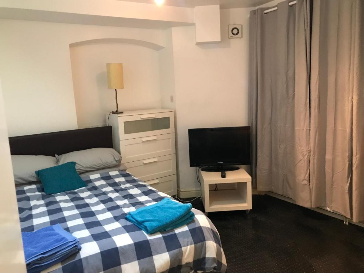 West Kensington 3 Bedroom Apartment 런던 외부 사진