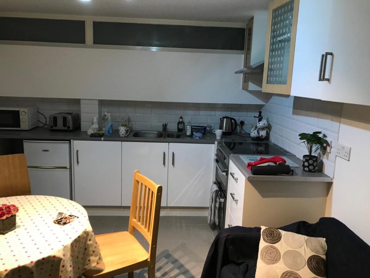 West Kensington 3 Bedroom Apartment 런던 외부 사진