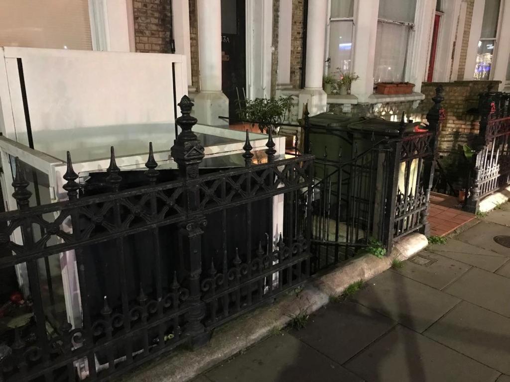 West Kensington 3 Bedroom Apartment 런던 외부 사진
